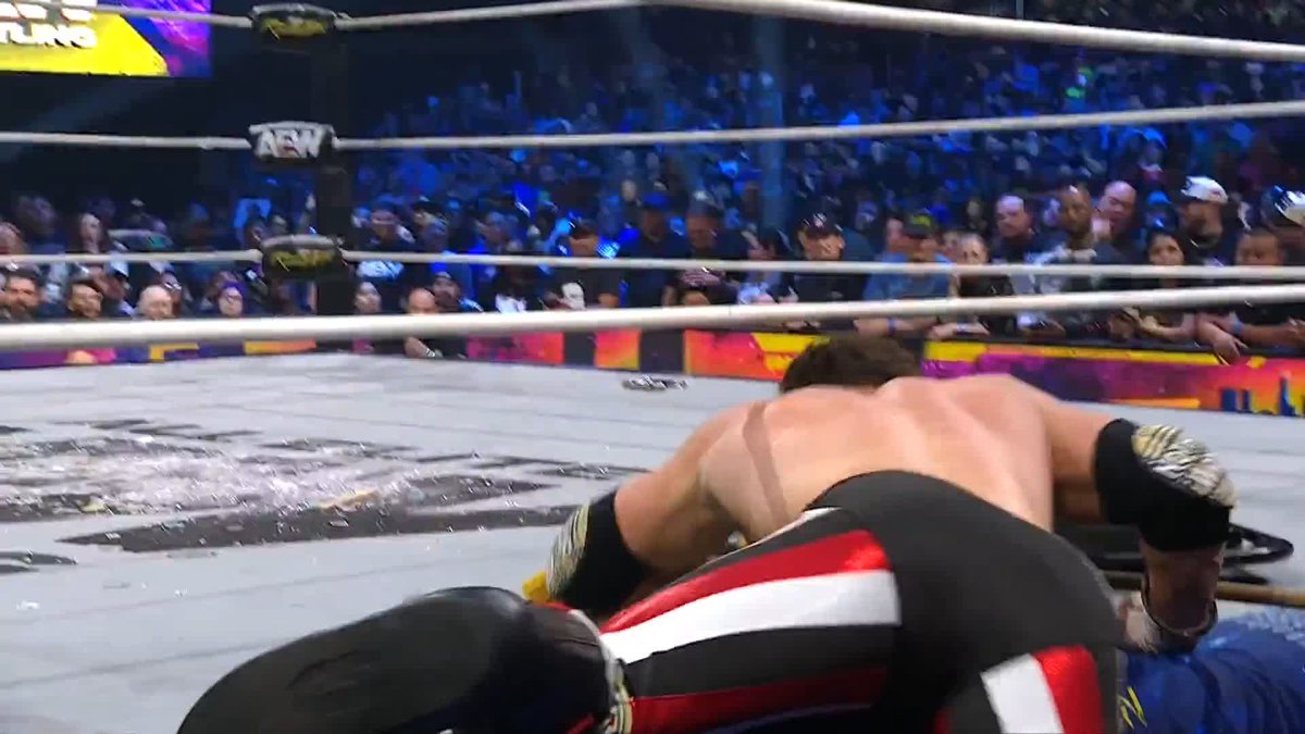 This is why MJF is the best. He cleaned up the ring mid de*ath match. 😂 That’s like watering someone’s plants after robbing them. Wonderful reminder wrestling just needs to be entertaining. Love it.