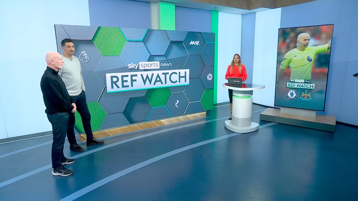 "Why does he have to stand there?!" 😳 The Ref Watch panel react to Paul Tierney's decision to stand in the middle of Chelsea's centre circle huddle ⚽️