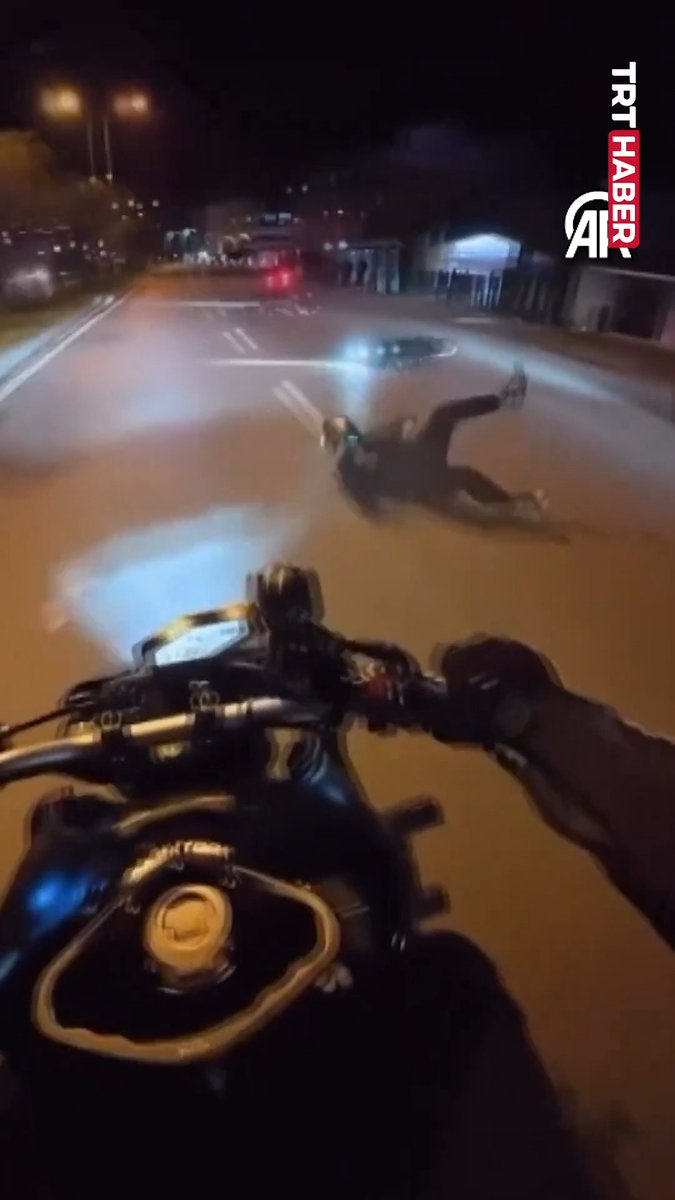 Antalya'da ön kaldıran motosikletli yere düştü, arkasından gelen motosikletli de ona çarparak takla attı.