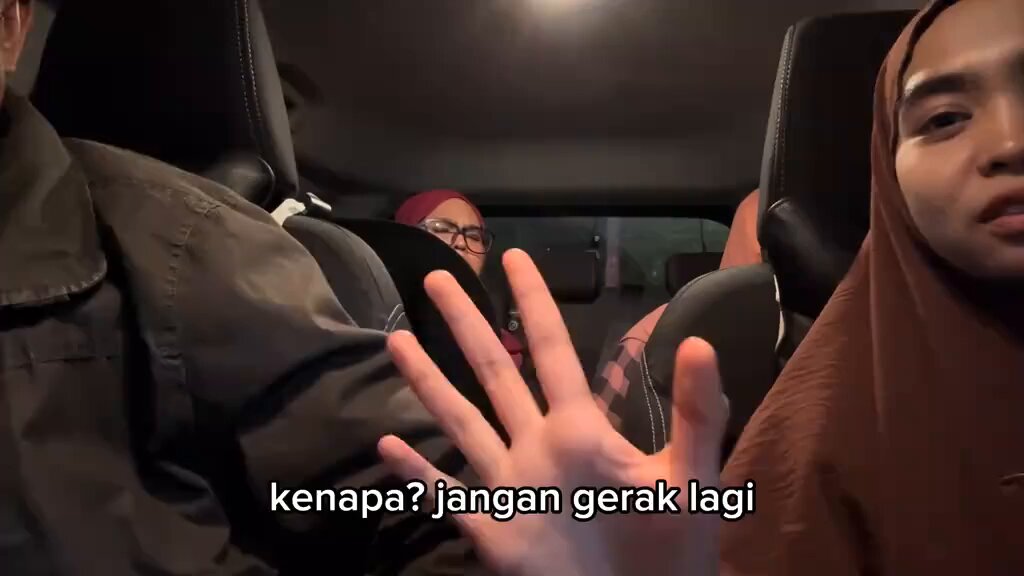 ‘Salam sayang’ Abah dia masih panggil mak dia sayang. Semoga murah rezeki selalu sebab tak berkira dengan family awak dik 🥹