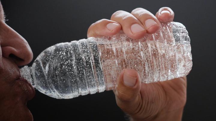 What are microplastics doing to our health? THE PLASTIC DETOX, a new documentary, explores how these substances seep into daily routines and investigates whether changing daily habits can make a difference. Now playing.