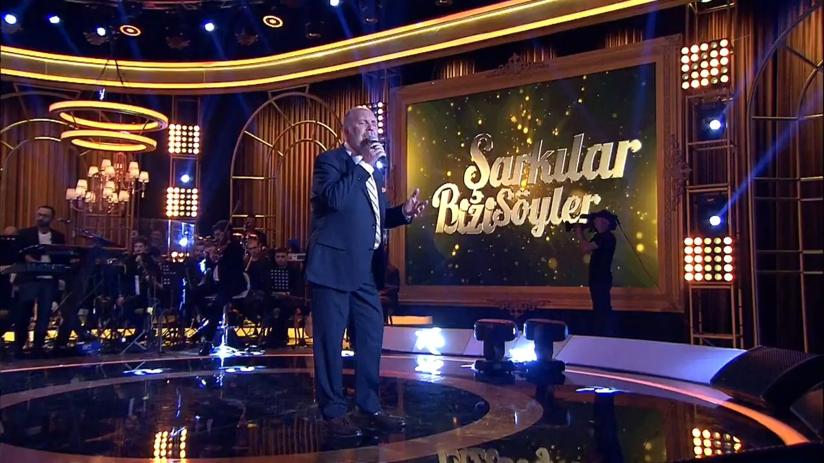 72 yaşında bir sanatçı çıkıp canlı söylüyor ve ses stüdyo gibi. Adı: Fatih Erkoç. Bugün ise 25 yaşındaki bazı “şarkıcılar” mikrofona bile autotune’suz yaklaşamıyor.