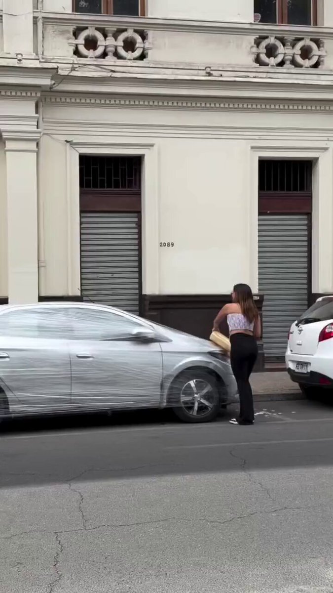 "Infiel" Porque una argentina le grafiteó todo el auto a su novio por haberle metido los cuernos.