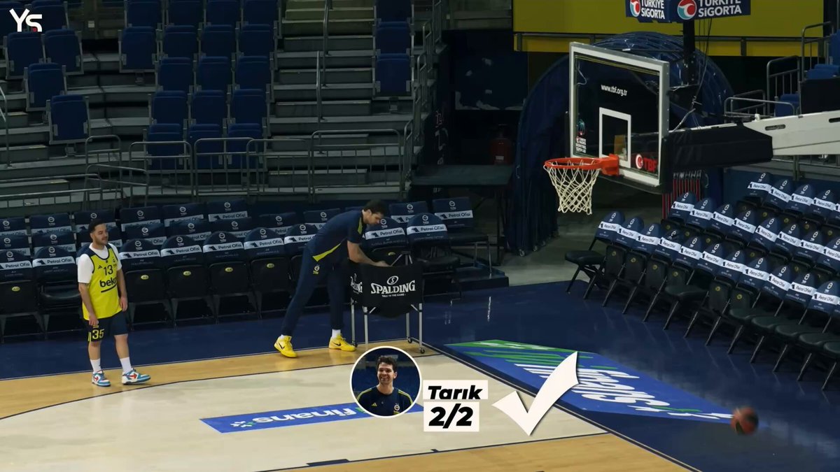 Tarık Biberovic sol köşeden şarkı söyleyerek 5/5 üçlük atıyor. “Son bir isteğim senden, bir daha deneyelim.” “Bunca yıl sonra yine, bu istek çok mu söyle..” “Allahu Ekber..”