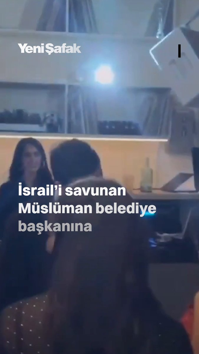 Gazze'de soykırım yapan İsrail'in var olma hakkı olduğunu savunan New York'un ilk Müslüman Belediye Başkanı Zohran Mamdani, Filistinli bir gencin tepkisiyle karşılaştı: - Ben senin “Özgür Filistin” deyip İsrail’in de var olma hakkı olduğunu söylediğini duyuyorum. İkiyüzlü olma. - Bu senin toprağın değil ki onun var olma hakkı olduğunu söyleyesin" dedi.