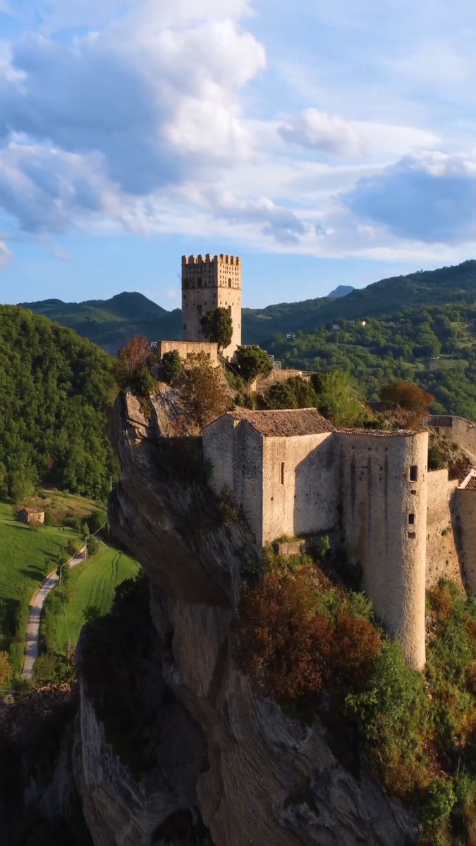 Straight out of a fantasy novel ⚔️ Roccascalegna Castle in Abruzzo, Italy, is perched on a razor-sharp basalt cliff as if it’s defying gravity. It started as a 12th-century fortress amid Angevin-Aragonese wars, and got its epic look in the 15th–16th centuries. (📹 giorgioteti)