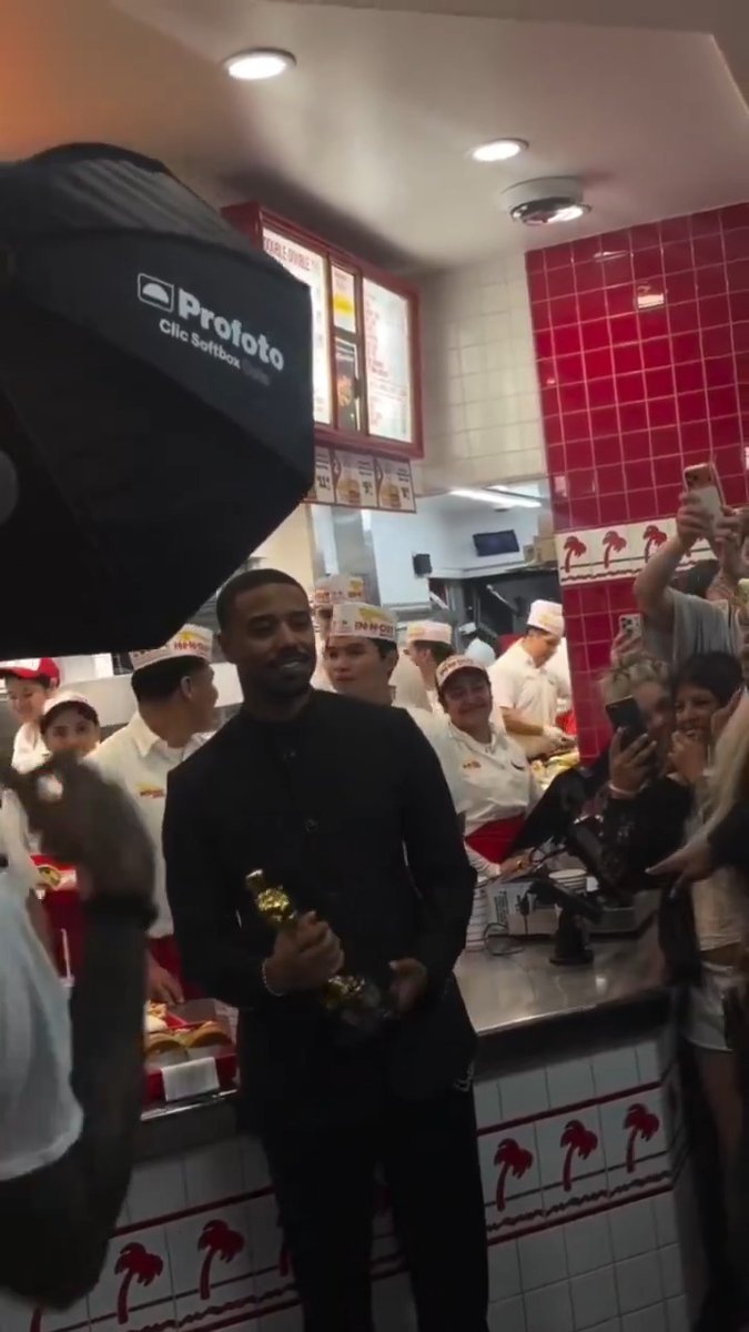 COMEMORAÇÃO 🏆 Michael B. Jordan celebra vitória do Oscar em fast food 🍟