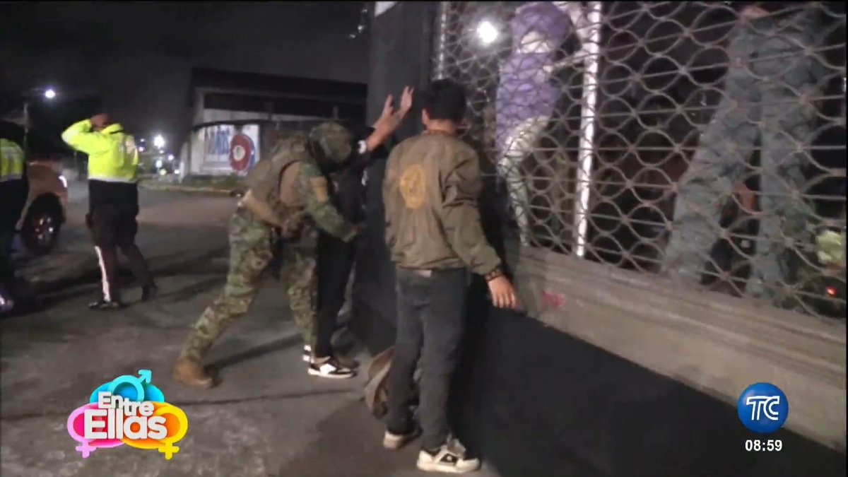 Con calles casi vacías y operativos en varios sectores, Santo Domingo vivió su primera noche bajo toque de queda, una medida que busca frenar la movilidad de estructuras vinculadas al narcotráfico. Más información en #Pantalla10 #EntreEllas #TCDigital
