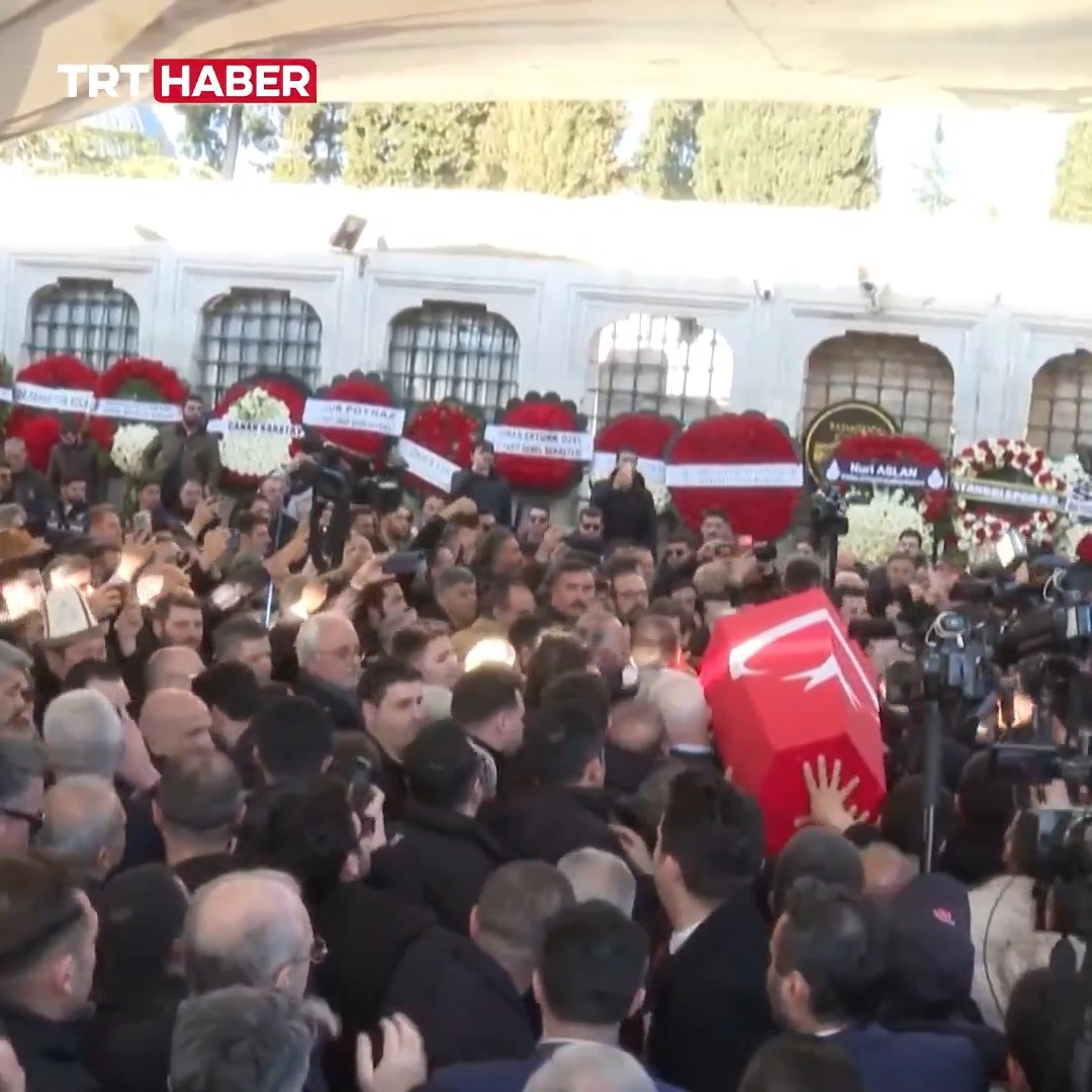 Tarihçi ve yazar Prof. Dr. İlber Ortaylı, Fatih Camii'nde düzenlenen cenaze töreniyle son yolculuğuna uğurlandı.