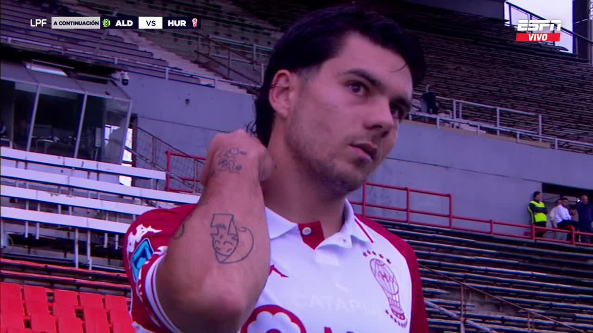 "Blondel" Porque es titular en Huracán y así se acomodaba el pelo en la previa del partido ante Aldosivi. Qué pedazo de trolazo.
