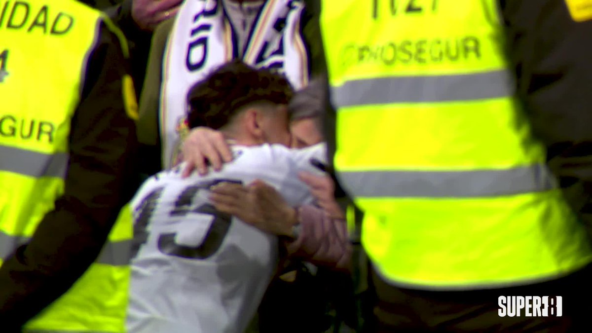 El bonito momento de los canteranos del Real Madrid con sus familiares tras la victoria ante el Elche🤍 #Super8