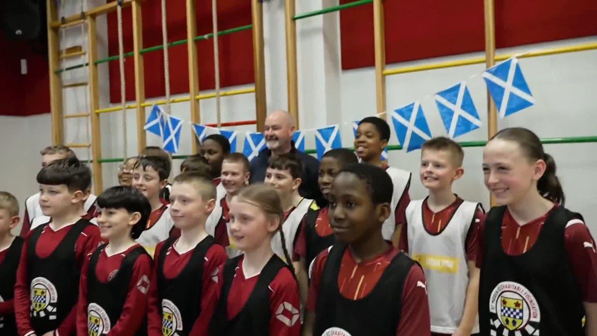 👀 McTominay or McLean? After his news conference, Scotland boss Steve Clarke faced tough questions from pupils at the 'Extra Time' programme. The initiative provides funding to help offer free access to school clubs & holiday clubs, for kids from low-income families ⤵️
