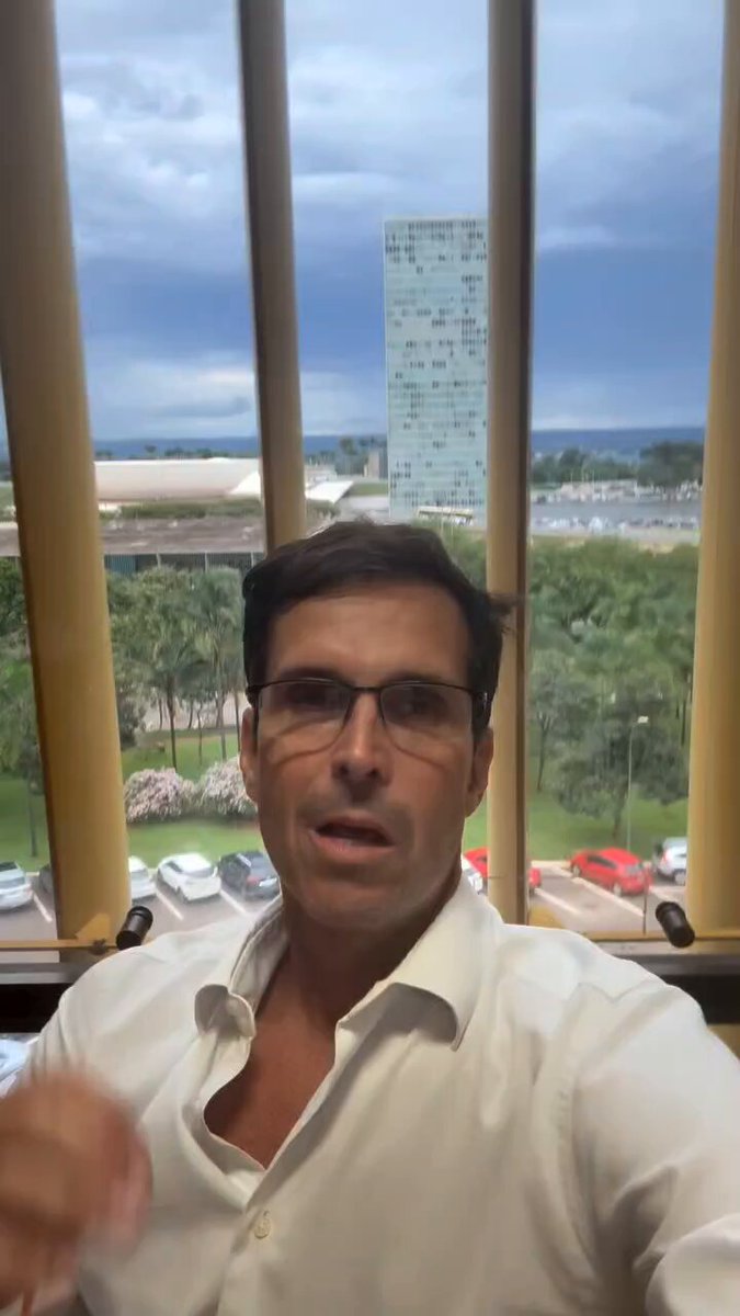 O sorriso que o Brasil quer de volta: livre e com saúde! 😁🇧🇷 Luiz Lima compartilha notícias positivas sobre o Presidente Bolsonaro e um recado direto sobre o futuro do nosso país. ​Quem mais está na torcida pelo nosso Capitão? Dê um RT! 🔄