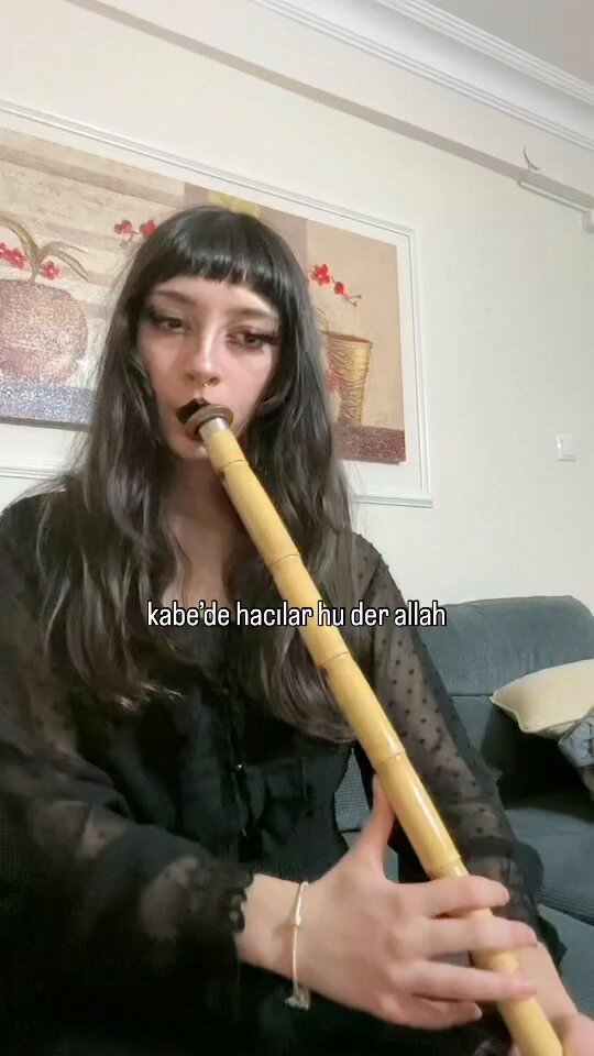 Kabe’de hacılar hu der Allah diyen gotik hanımefendi