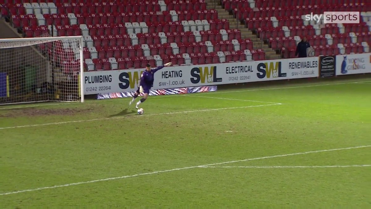 Gol Arda Guler memang jauh, tapi ada yang lebih jauh lagi. Kiper Tom King dari Newport County cetak gol dari jarak 96,01 meter, sepakan luar biasa yang kemudian diakui sebagai gol terjauh dalam sejarah sepak bola oleh Guinness World Records. 🚀⚽