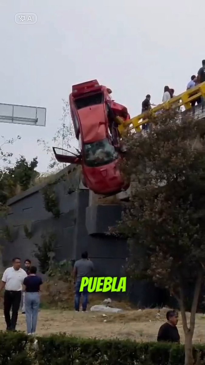 #ÚltimaHora Auto queda colgando tras brutal choque en Puebla. Un vehículo estuvo a punto de salir volando del puente en el Periférico Ecológico, a la altura de Bulevar Forjadores. ⚠️ Se reportan personas heridas y afectaciones viales.