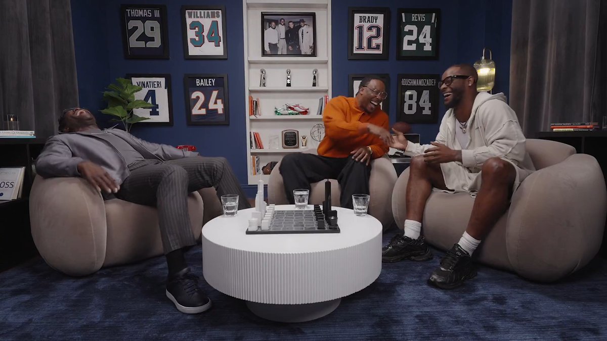 Le’Veon Bell: “I think Jake Paul is a tremendous boxer. Quickness, speed, reaction time. He obviously has a chin too. I think Jake Paul does have a chance.” 🎙️The White House with Michael Irvin video podcasts now on Netflix