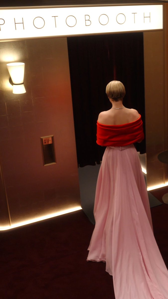 Jessie Buckley is just taking it all in 🥹 The Best Actress winner enters the photo booth, backstage at the #Oscars