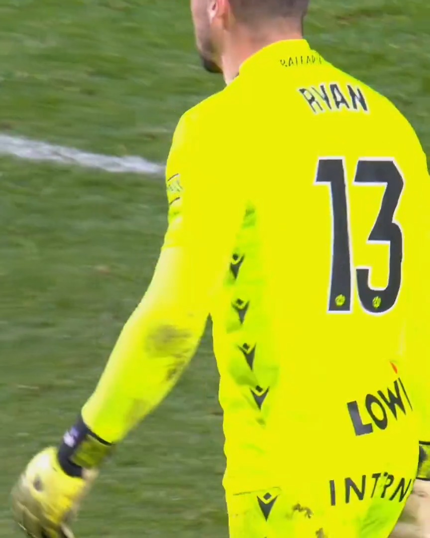 Another impressive double save from Maty Ryan against Rayo Vallecano. 🧤😳 The goalkeeper impressed again but Levante were agonisingly denied the win deep into stoppage time. #SocceroosAbroad