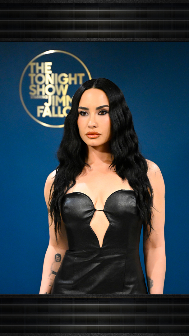 THE CAMP ROCK 2 DANCE BEHIND HER 😭