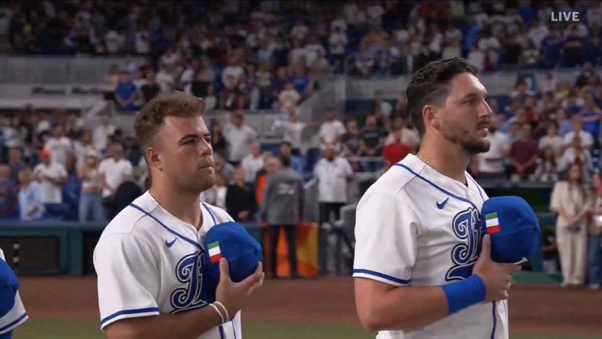 Now we go down to the field for Italy's National Anthem! 🇮🇹