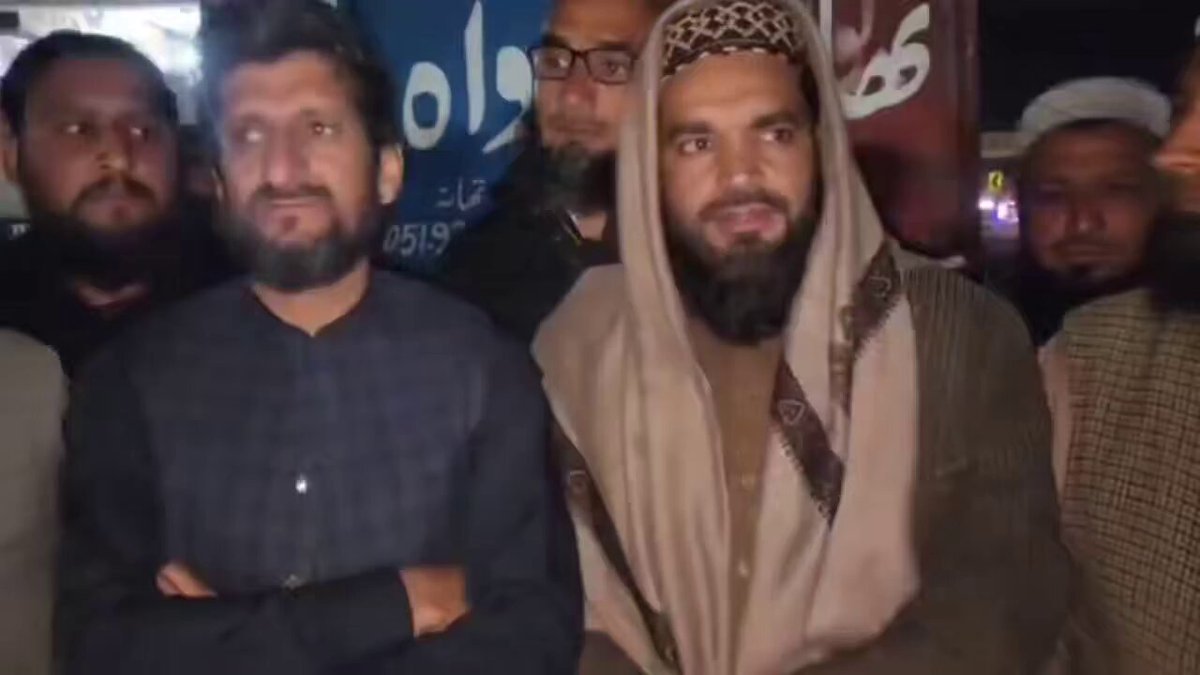 تھانہ صدرواہ کی حدود احمد نگر میں مدرسہ تعلیم القران کے استاد پر افغانیوں کا حملہ مارنے کے بعد دھمکیاں داڑھی کاٹنے اور مدرسہ کو نظر اتش کرنے کی دھمکیاں اہل علاقہ کا واقعہ پر شدید غصہ
