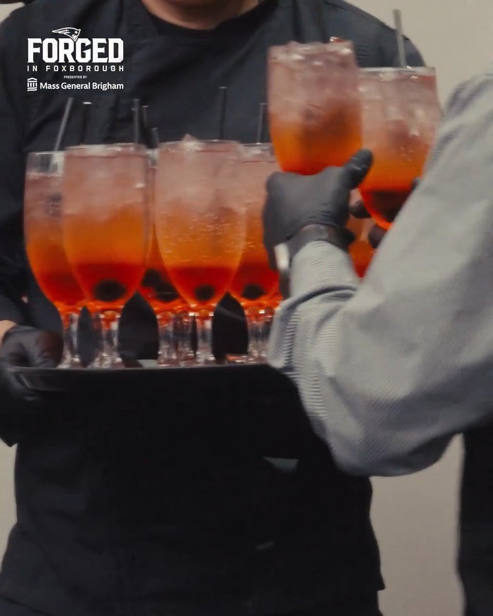 THIS IS HILARIOUS: #Patriots star RB TreVeyon Henderson does not drink alcohol and thought there was alcohol in a Shirley Temple. Henderson’s teammates got him to try a Shirley Temple for the first time in his life and he was STUNNED at how good it was💀