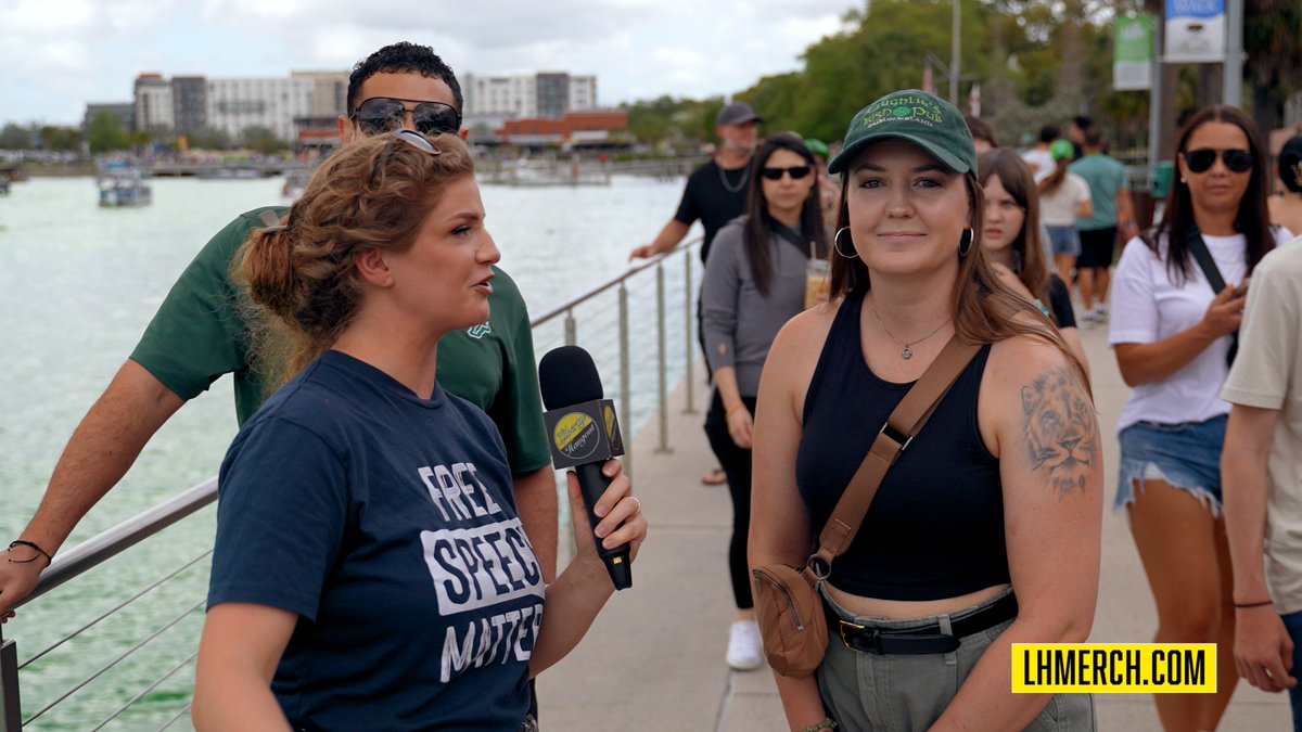 White liberal woman says ALLAHU AKBAR in crowded city event to "stand in solidarity with RADICAL ISLAM", but refuses to say "Make America Great Again" 😂