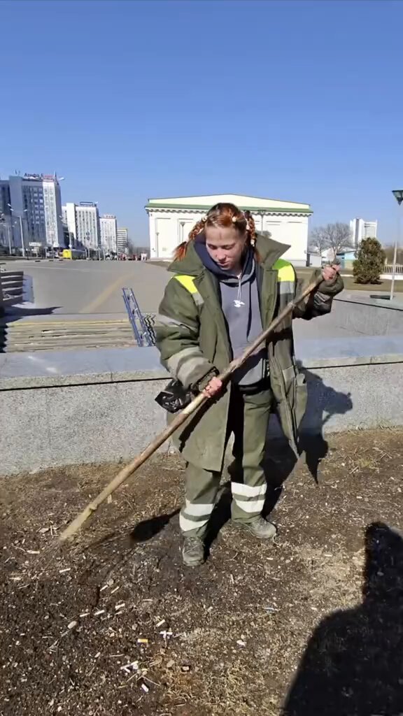 Как вам тяночка? Спасли бы ее от нищеты и дарили бы подарочки? Кстати ничего нет зазорного в такой работе, молодец, не сидит и не ждёт богача, не торгует пиздой на вебкаме, а просто живет, как может. Вся БАЗА в Телеге: