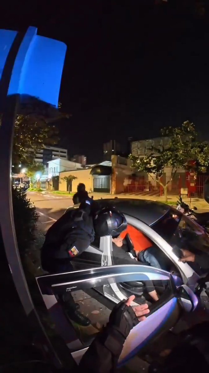 Una pareja fue sorprendida dentro de un vehículo en una situación inapropiada en plena vía pública. Durante el procedimiento, la mujer reaccionó molesta ante la presencia de los agentes de la Policía Nacional, quienes realizaban patrullajes de control en las calles de la capital.
