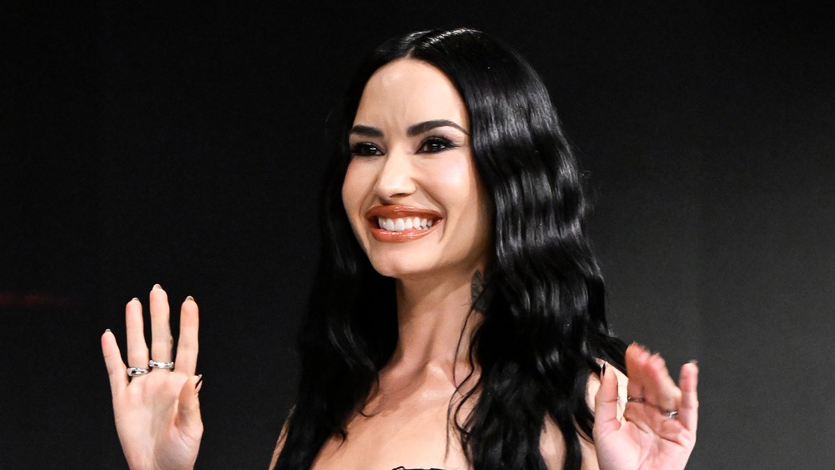 .@johnrzeznikggd from Goo Goo Dolls performed “Iris” for Demi Lovato and jutes’s first dance at their wedding 🥹 #FallonTonight