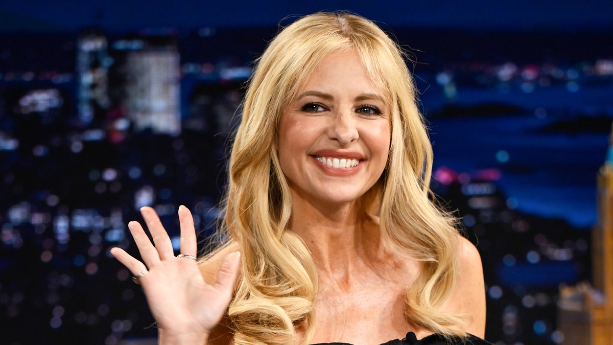 .Sarah Michelle shows off her “phone acting” skills 🤣 #FallonTonight