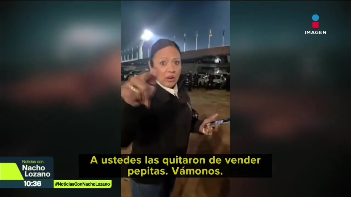 “No me hables de tú, porque no somos iguales. Yo sí fui a la escuela”, así fue como una funcionaria de la #FGJ de la #CDMX agredió y discriminó a una policía auxiliar que estaba trabajando afuera del estadio de #CU. En redes sociales fue bautizada como #LadyPepitas: