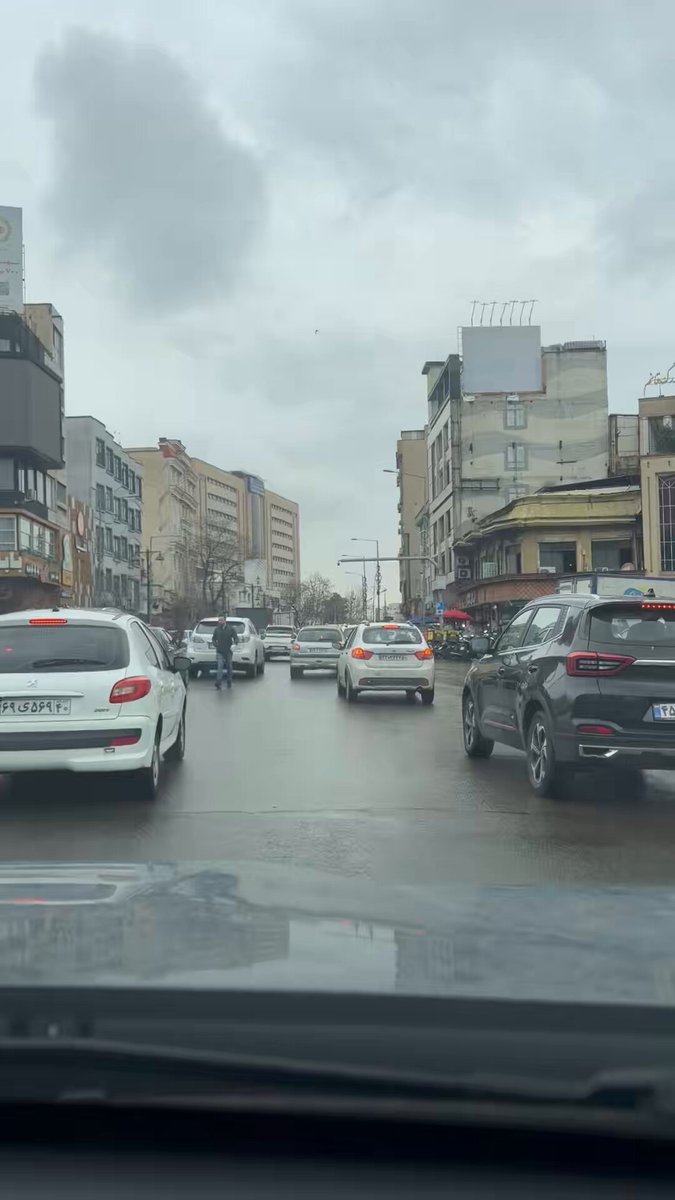 امروز صبح، تجریش: میدان #تجریش نوستالژی #تهران ، خسته‌تر از همیشه در آستانهٔ نوروز ایستاده، بی‌آن‌که بوی عید در کوچه‌هایش بچرخد. نه صدای خنده‌ای هست، نه هیاهوی خریدی، نه آن همهمه‌ای که هر سال دل آدم را بی‌اجازه می‌برد میان زندگی. جای خالیِ همه‌چیز پیداست، انگار کسی ناگهان صدا را از شهر گرفته باشد. نه خبری از حاجی‌فیروز که با صورت سیاه و دلی روشن بخواند و برقصد و بگوید «ارباب خودم…» و نه از آن دستفروش‌هایی که بهار را توی بساطشان می‌چیدند. تجریش مانده با خیابان‌هایی که انگار آه می‌کشند، با آدم‌هایی که آرام‌تر راه می‌روند، کم‌حرف‌تر و خسته‌تر. نوروز نزدیک است، اما دل‌ها هنوز در زمستان گیر کرده‌اند، و شهر شبیه کسی‌ست که باید لبخند بزند اما فقط نگاه می‌کند، به جایی دور، به گذشته دردناکمان و آینده مبهم💔💔💔 #جنگ