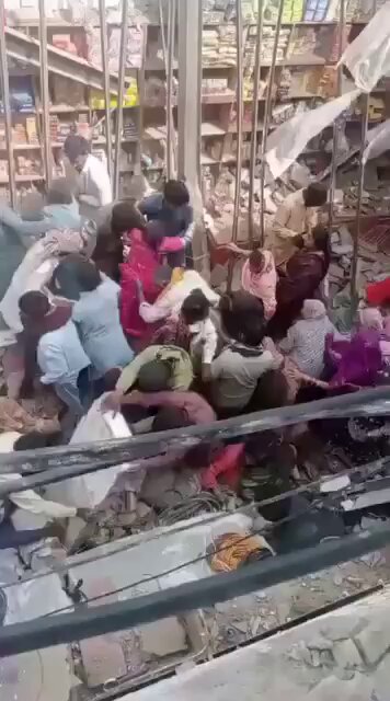 رحیم یار خان میں یہ خواتین غریب تھیں۔ ۔۔اس لیے ان کے لیے اواز نہیں اٹھائی جا رہی ۔۔۔کوئی امیر خواتین ہوتیں یا اشرافیہ سے متعلق ہوتیں تو اب تک سوشل میڈیا سے لے کر نیشنل ٹی وی پر کہرام مچا ہوتا بے نظیر انکم سپورٹ پروگرام کے پیسوں کے انتظار میں سینٹر کی چھت گر گئی 💔