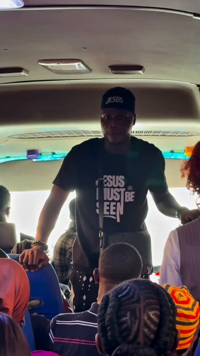 This guy is so consistent with his Lagos bus preaching and strangers listen to him attentively, nobody complains about being recorded🥹❤️