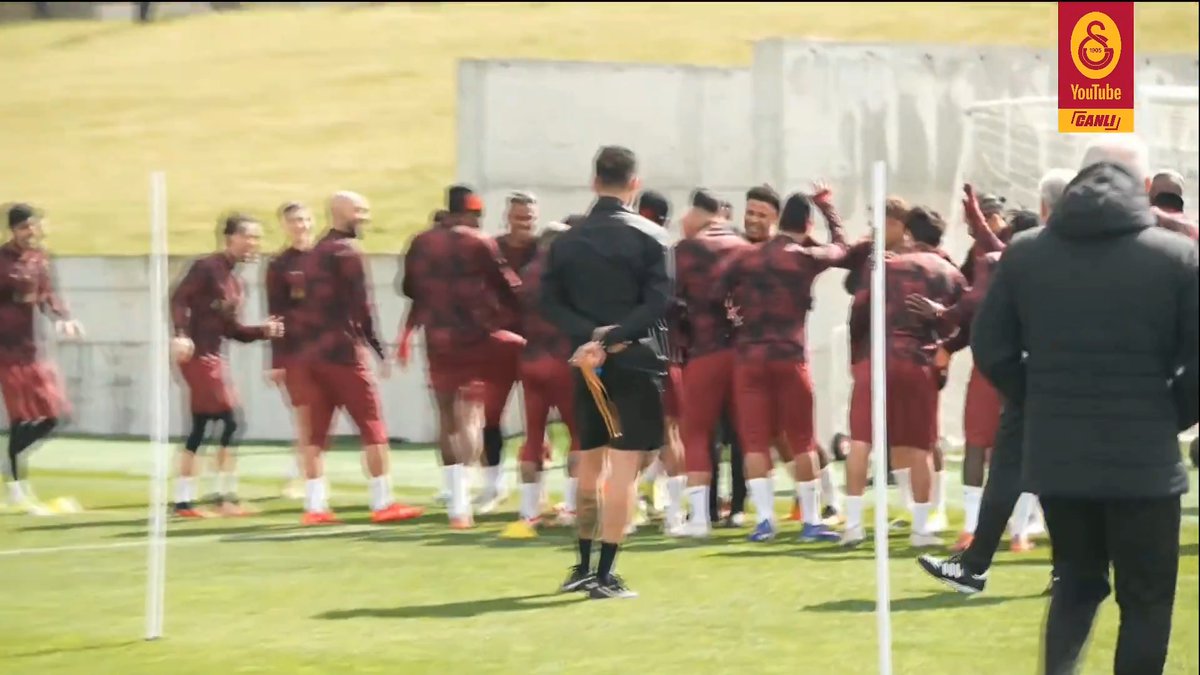 😅 Brezilya Milli Takımı'na seçilen Gabriel Sara, bugünkü idman öncesi kutlandı.
