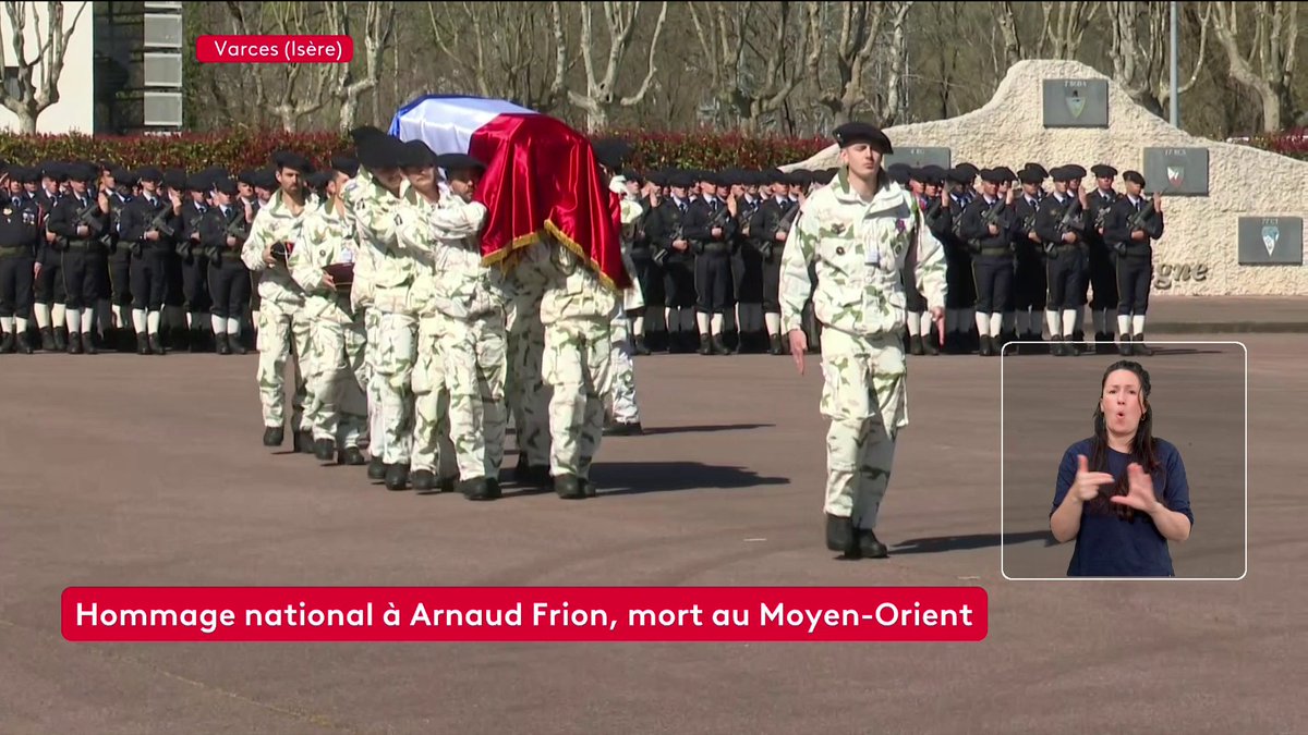 Hommage à Arnaud Frion : le cercueil du soldat français Arnaud Frion arrive, porté par ses camarades du septième bataillon de chasseurs alpins à Varces (Isère). #canal16