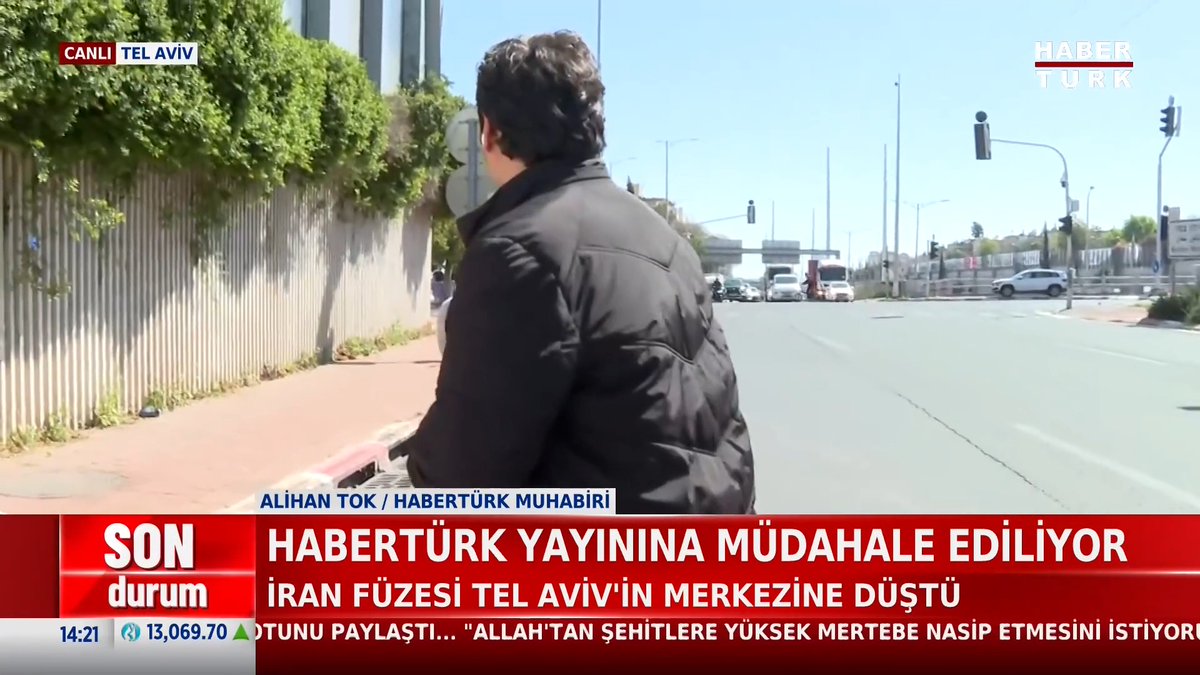 🚨🇹🇷 À Tel Aviv, un journaliste turc essayait de filmer l’impact d’un missile iranien, cela a mis hors d’eux tous les passants qui se trouvaient là. On était à deux doigts de l’hystérie collective.