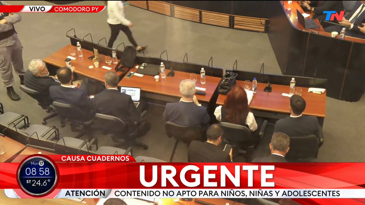 Cristina Kirchner está sentada a menos de dos metros de su exministro Julio De Vido, pero no lo miró en ningún momento