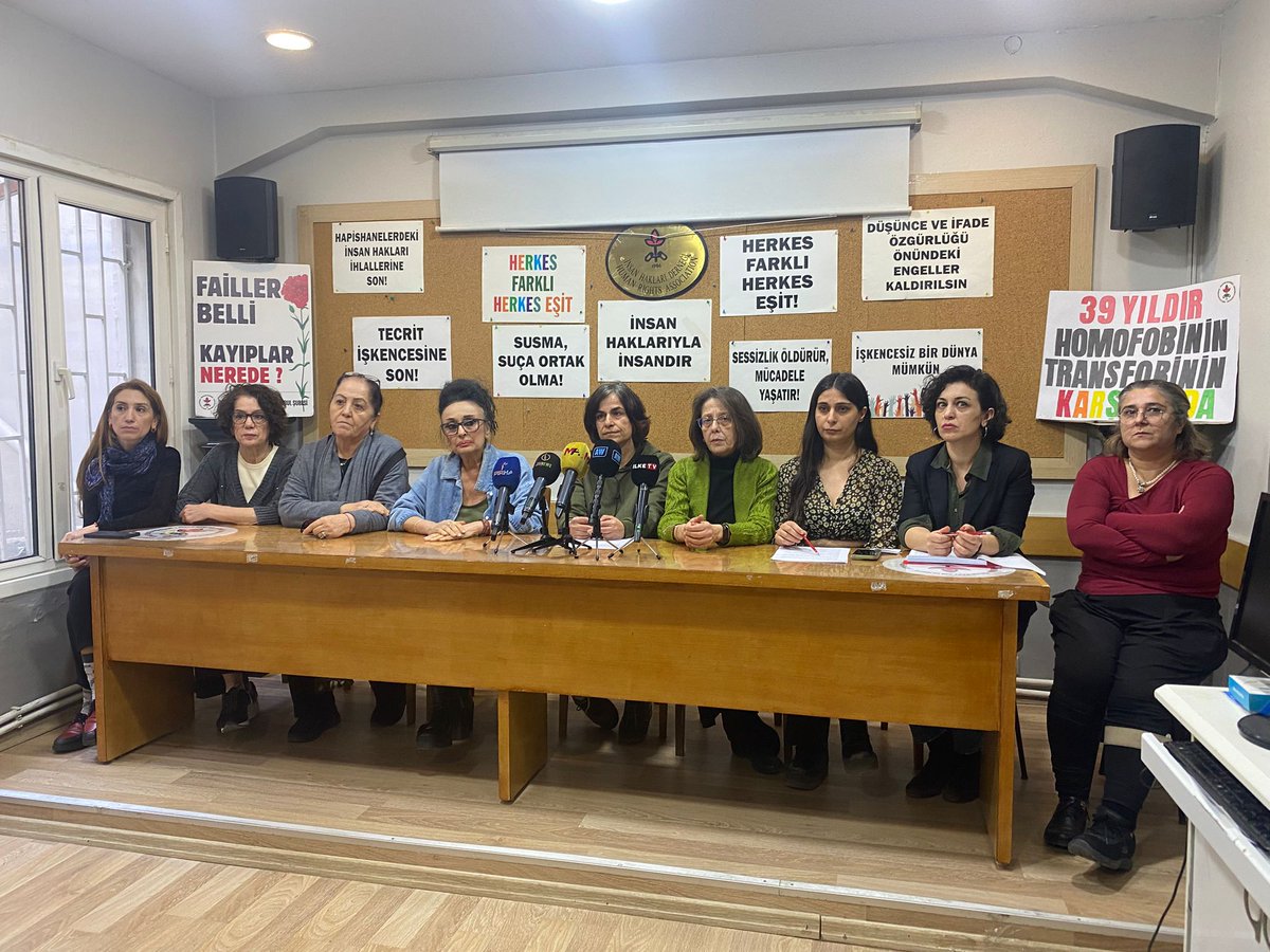 Dilan Kahraman’ın ailesi İHD’de yaptığı basın açıklamasında, Dilan Kahraman’ın ölümünün ardından hazırlanan raporun geri çekilmesinin önemli olduğunu belirterek, “Neden zamanında ve etkili bir acil müdahale yapılmamıştır?” diye sordu. 👇