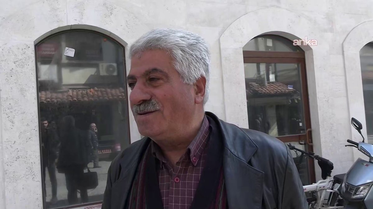 Konya’da konuşan emekli vatandaş: “20 bin TL ile bir ayakkabı bile alamıyoruz, eski ayakkabılarla bayram yapacağız. Etin kilosu 1000 TL, peynir desen 600 TL. Neyi nasıl alalım?”