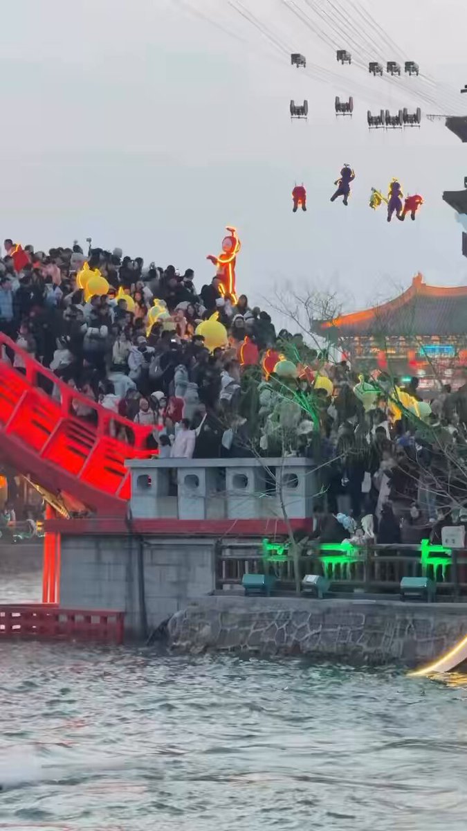 The world: 💥✈️😡💣🔪😧⚔️💩🚔🚔🤬🚔🛩️🚁☠️🚀😨🛸🚤👹🛳️🧨🪓😭🪏⚰️🪦 Meanwhile in China: