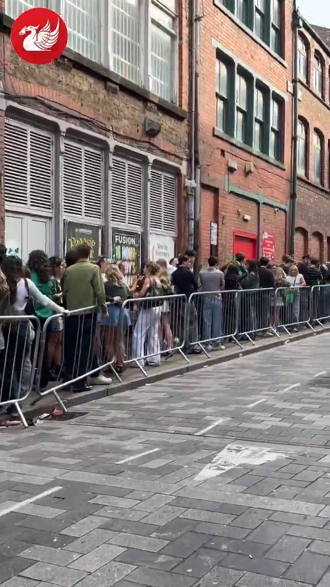 Huge queues spotted in Liverpool city centre as celebrations begin 🍀