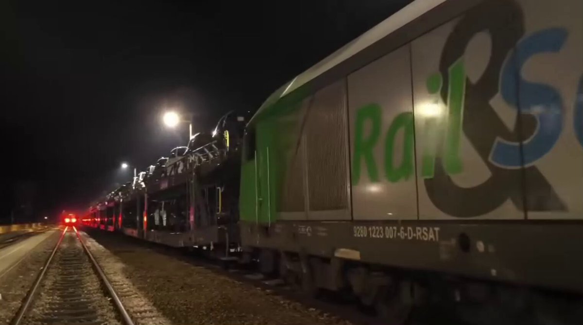 Nesvakidašnja kompozicija, 550 m dugačka, na željezničkom kolodvoru u Virovitici neki dan. Navodno prevoze Fiate iz Kragujevca na zapad (u Rijeku, pa morem dalje).... Zadnji put sam toliku kompoziciju vidio prije 10ak godina, dok je još radila virovitička šećerana.