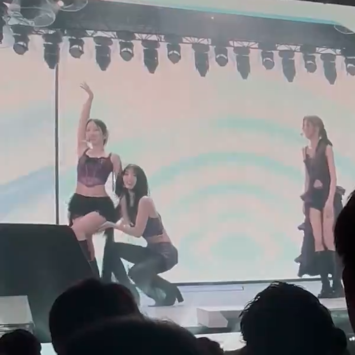 thinking the way momo was ready to lift mina up on her shoulder.....