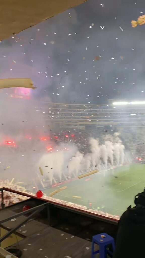 Hay que entenderlos, ver esto y que no les tiemblen las piernas cagandose de miedo es imposible. Entiendo tu miedo y desesperación para poder jugar sin 80mil locos en uno de los mejores estadios de Sudamérica 🫡