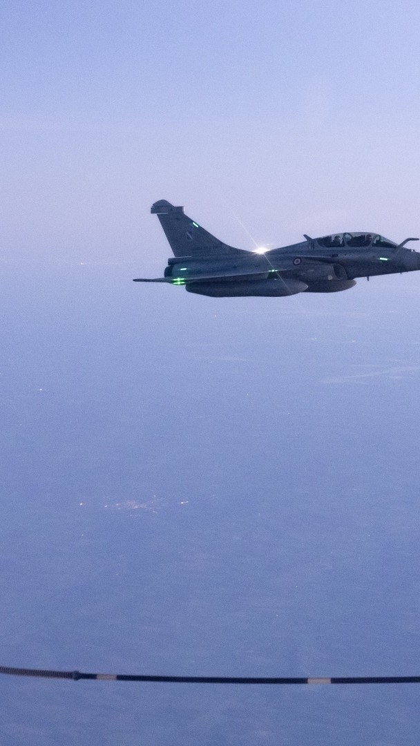 Opération Poker : l'armée française simule un raid nucléaire 🛩️ L'armée de l'Air a simulé un tir nucléaire aérien. Huit Rafale se sont ravitaillés en vol avant de plonger soudainement vers le centre de la France pour réaliser le tir test. 🎙️ Enora Le Louarn