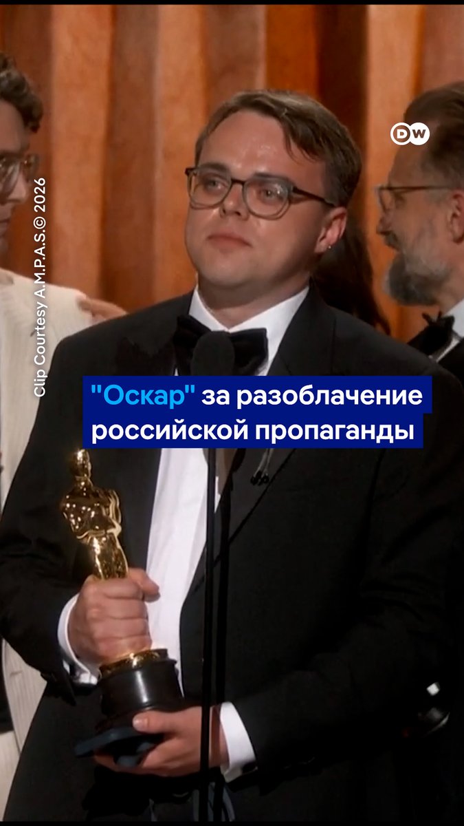 Этот человек должен был снимать школьную пропаганду для российских властей, но вместо этого показал ее всему миру. Павел Таланкин получил "Оскар" за лучший документальный фильм "Господин Никто против Путина" #dwculture