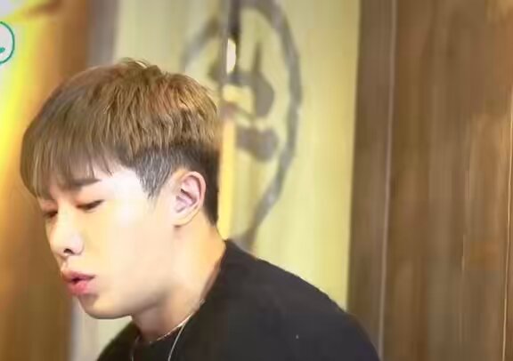 Pouco se fala sobre o que o Wonho disse que enfrentou ao sair do MONSTA X, sobre ter tido que se reinventar e aprender a seguir sozinho. "Senti o quanto é difícil fazer tudo sozinho... antes quando tinha algo que eu não conseguia fazer, os outros membros cobriam por mim, eles me ajudavam a dar conta até do que eu não fazia tão bem. Agora, eu tenho que fazer tudo sozinho." E eu confesso que eu sempre pensei muito por esse lado, tanto nele solo quanto no grupo.. eu sinto que o MX até hoje não conseguiu se encaixar muito bem como 6 nas coreografias que eram originalmente ot7, assim como cobrir as partes do Wonho.. Mas embora toda dificuldade, ambos foram incríveis em tudo que fizeram nos últimos anos e eu fico muito orgulhosa 🥹